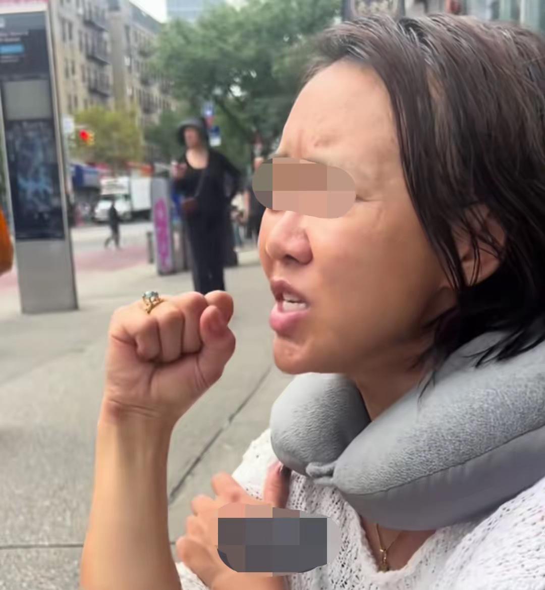 这个流落街头的女子，自称出自教育世家，家庭背景非常好，母亲是特级教师而父亲是高级