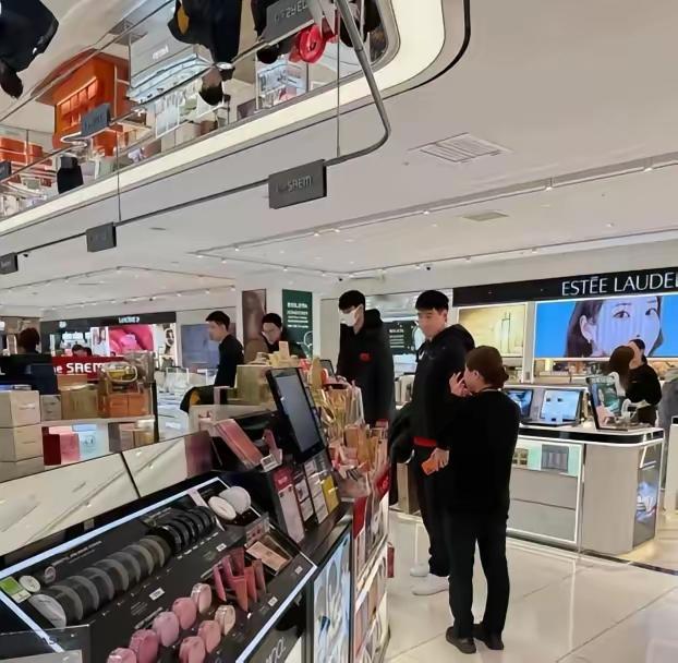 听说男篮输给韩国后集体逛免税店被拍了个正着，我真是气不打一处来。你说输了球开两小