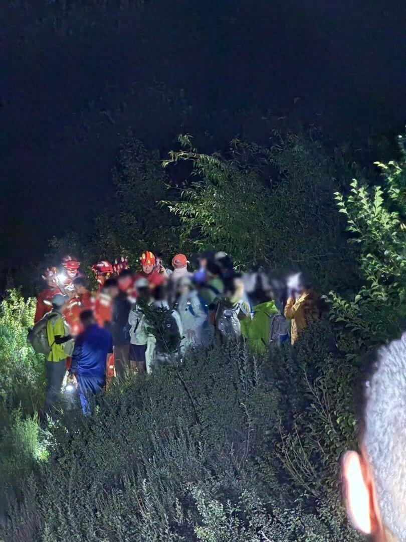 北京，一俱乐部组织45人徒步团，依循一条早已消失的2022年旧轨迹图带队。进山后