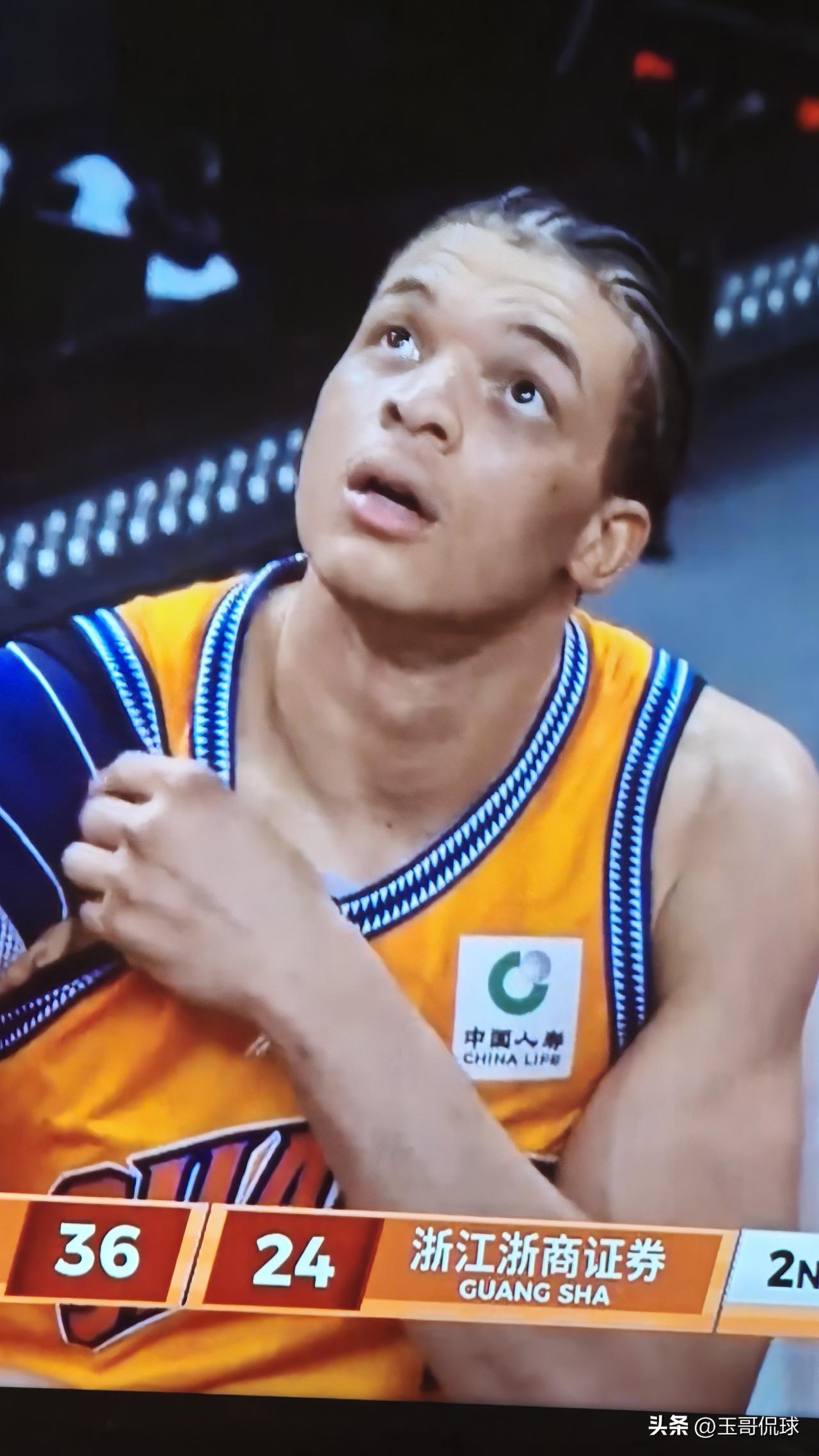 洛夫顿为什么带伤也要上？为的是一份坚持，常规赛洛夫顿是上海男篮攻城拔寨的大功臣，