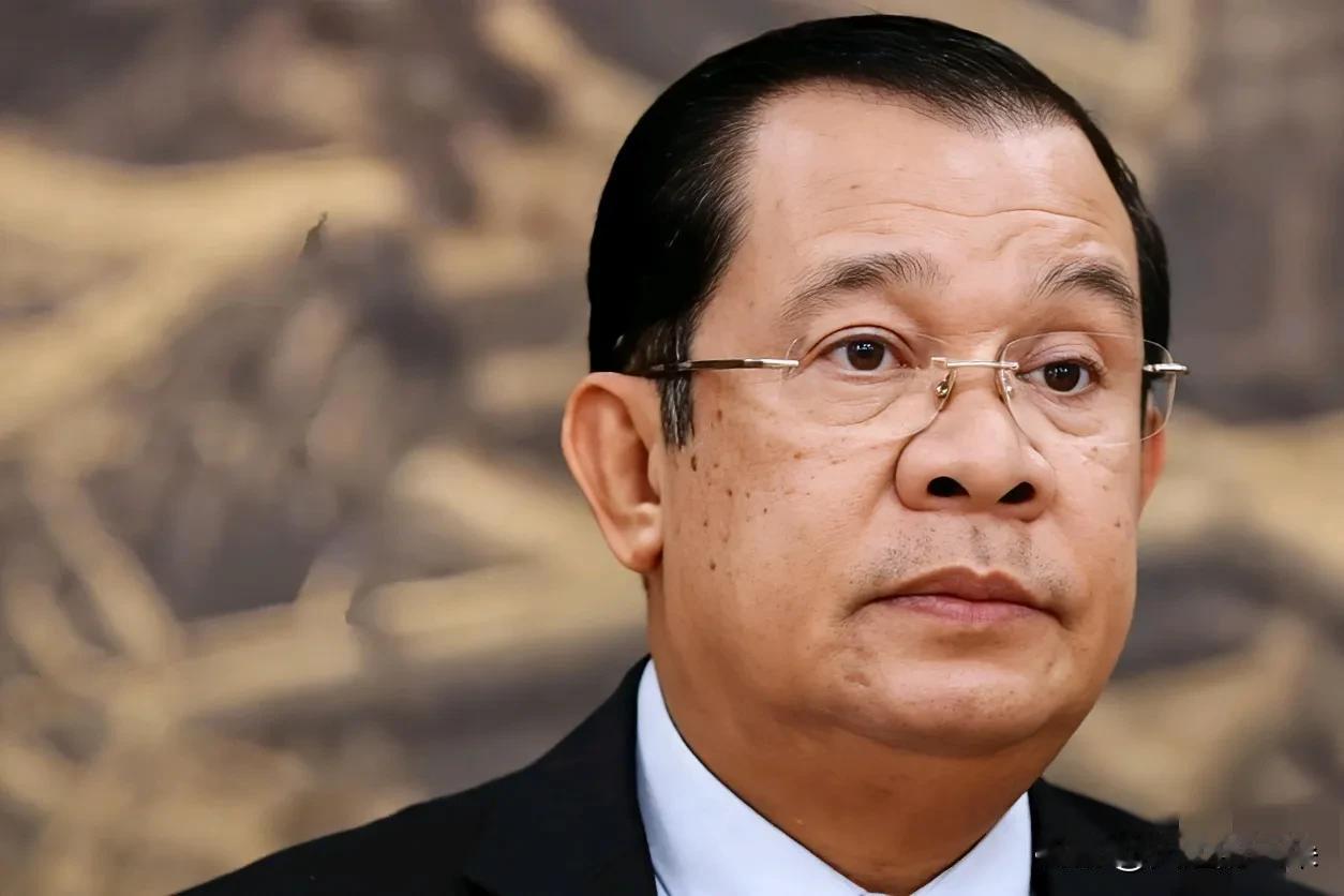 刚刚得知，

柬埔寨拆中文招牌这事儿，

乍一看挺猛，细琢磨全是破绽。

第一反