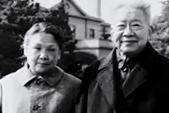 当年，严昭出狱后孤身一人居于西城区，她有一个坚持多年的 "早课"：每周日，她轻轻