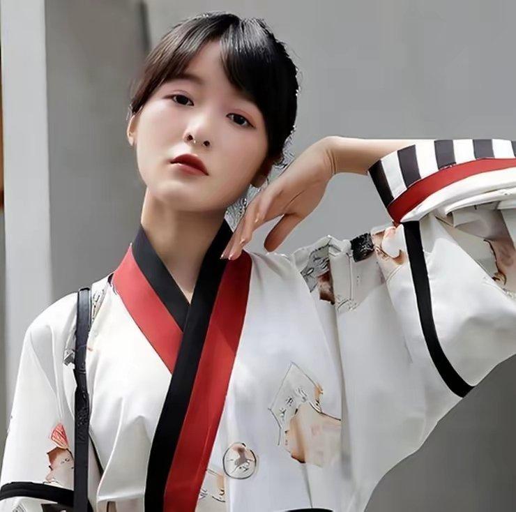 就卖出1件，老百姓不傻！出演过《长江七号》的“星女郎”徐娇，卖化纤材质马面裙，定