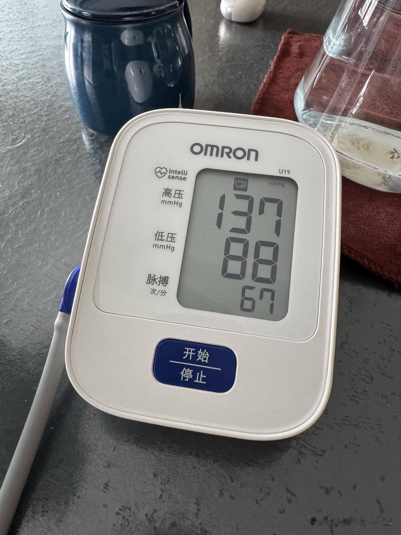 今天突然想测下血压。
找出丢在楼上的血压计，装上电池。
先测左臂，前面四张图是左