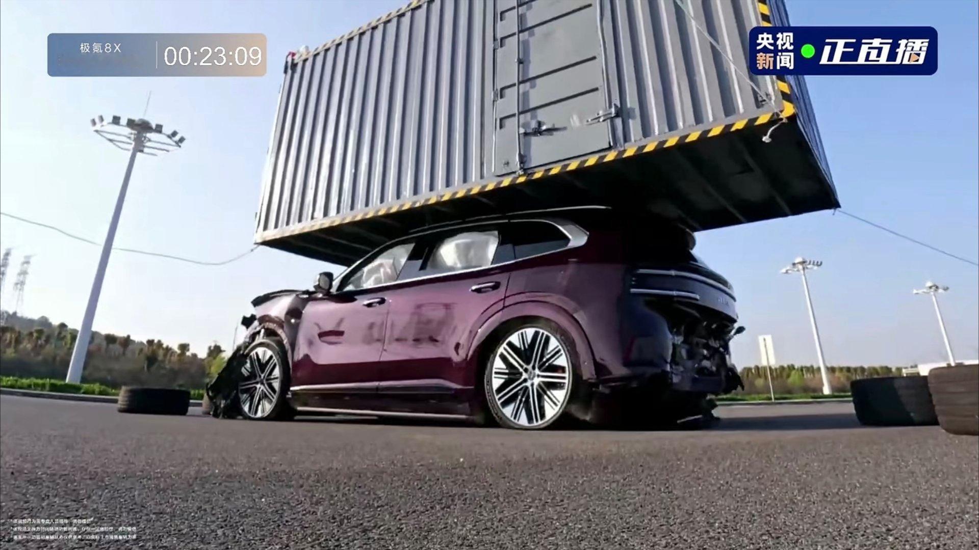 极氪8X真的好硬啊 不愧是“公路坦氪”泰山压顶还不够 正面撞击 侧面撞击 还有追