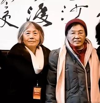 一张珍贵的照片。
这是一张张玉凤和谢静宜在一起的一张照片，这两位曾经都是毛主席的
