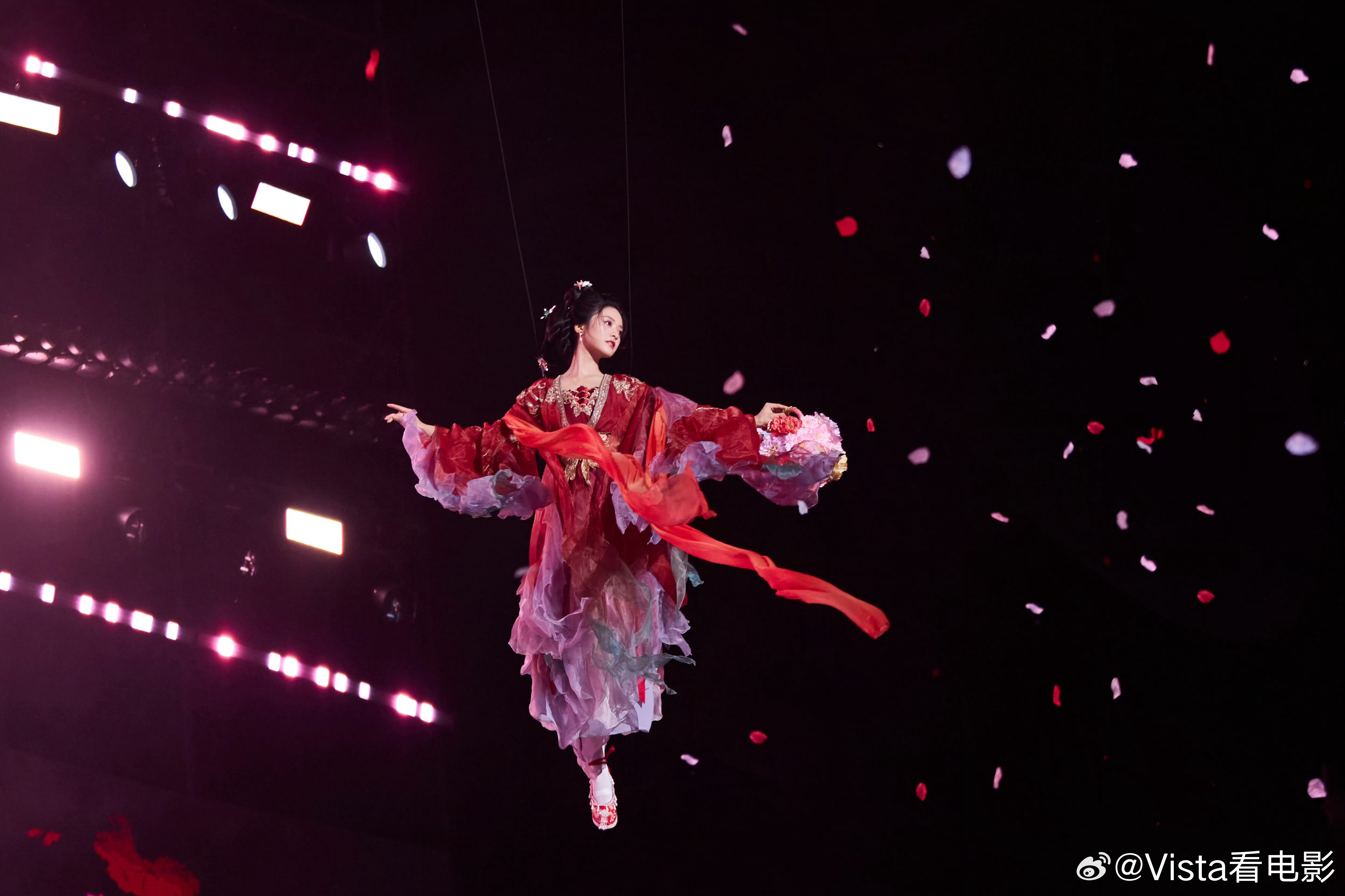 沈月多接点古装的本子吧，这个妆造天女散花也太太太太美了吧花神沈月 ​​​