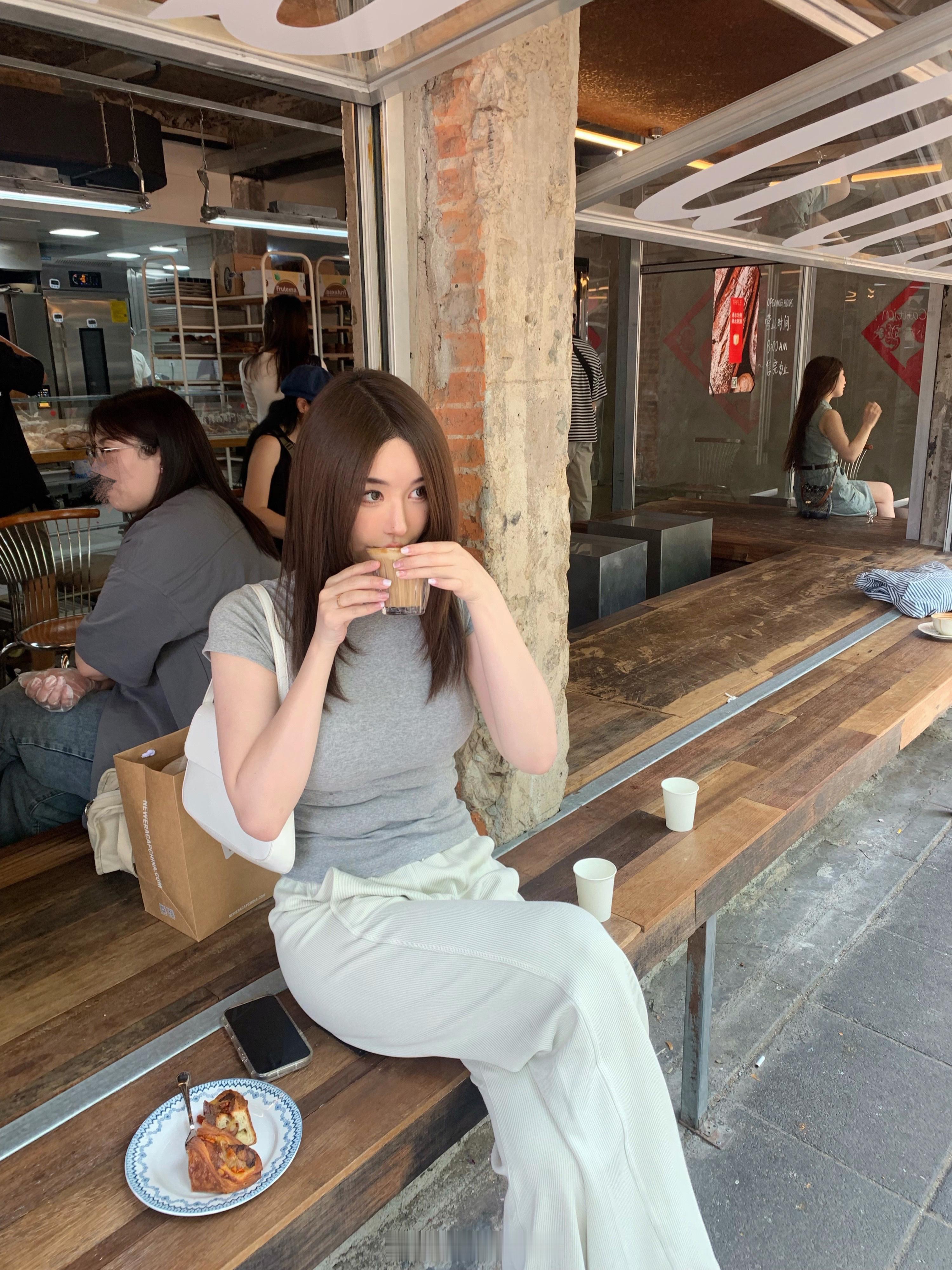☀️🥐☕️这么好的天气不多拍几张说不过去🙂‍↔️ ​​​