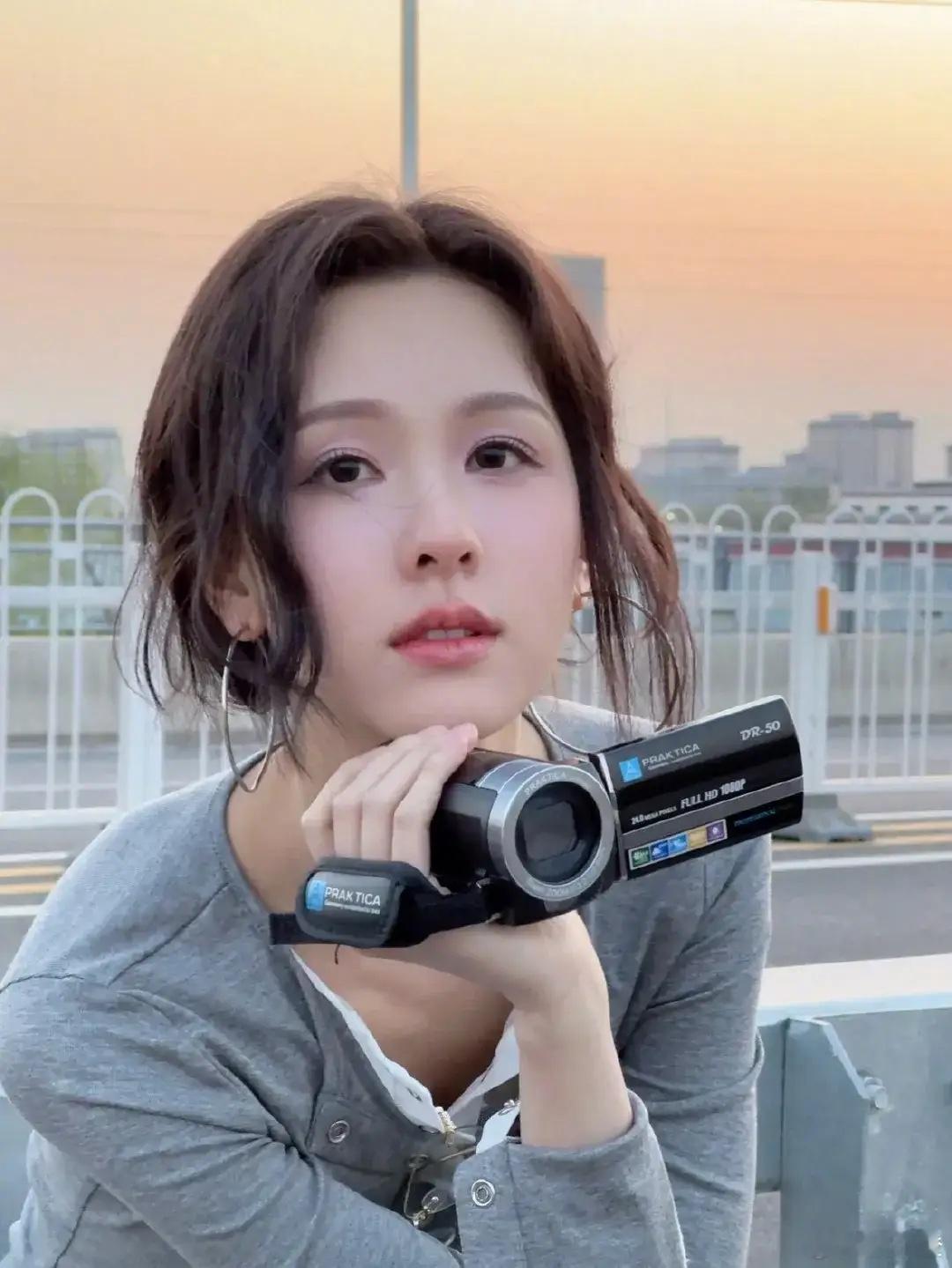 陈都灵这一身穿搭简直美到犯规啦！之前看她古装剧里的扮相，就觉得惊艳得不行，结果这