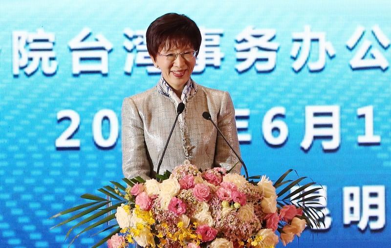 郑丽文提到洪秀柱曾在国民党艰难时挺身而出。洪秀柱还鼓励郑丽文，说艰苦时女性常站出