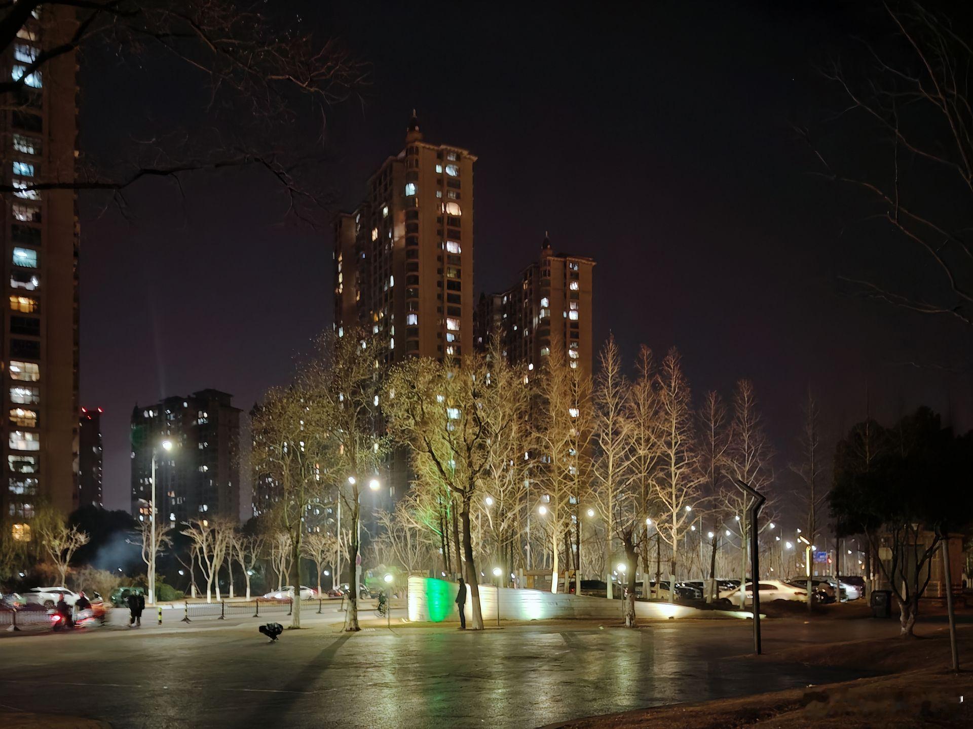 随手拍生活很苦，苦到我都忘了， 曾经我也是一个爱笑的人了，现在我箅明白了，人与人