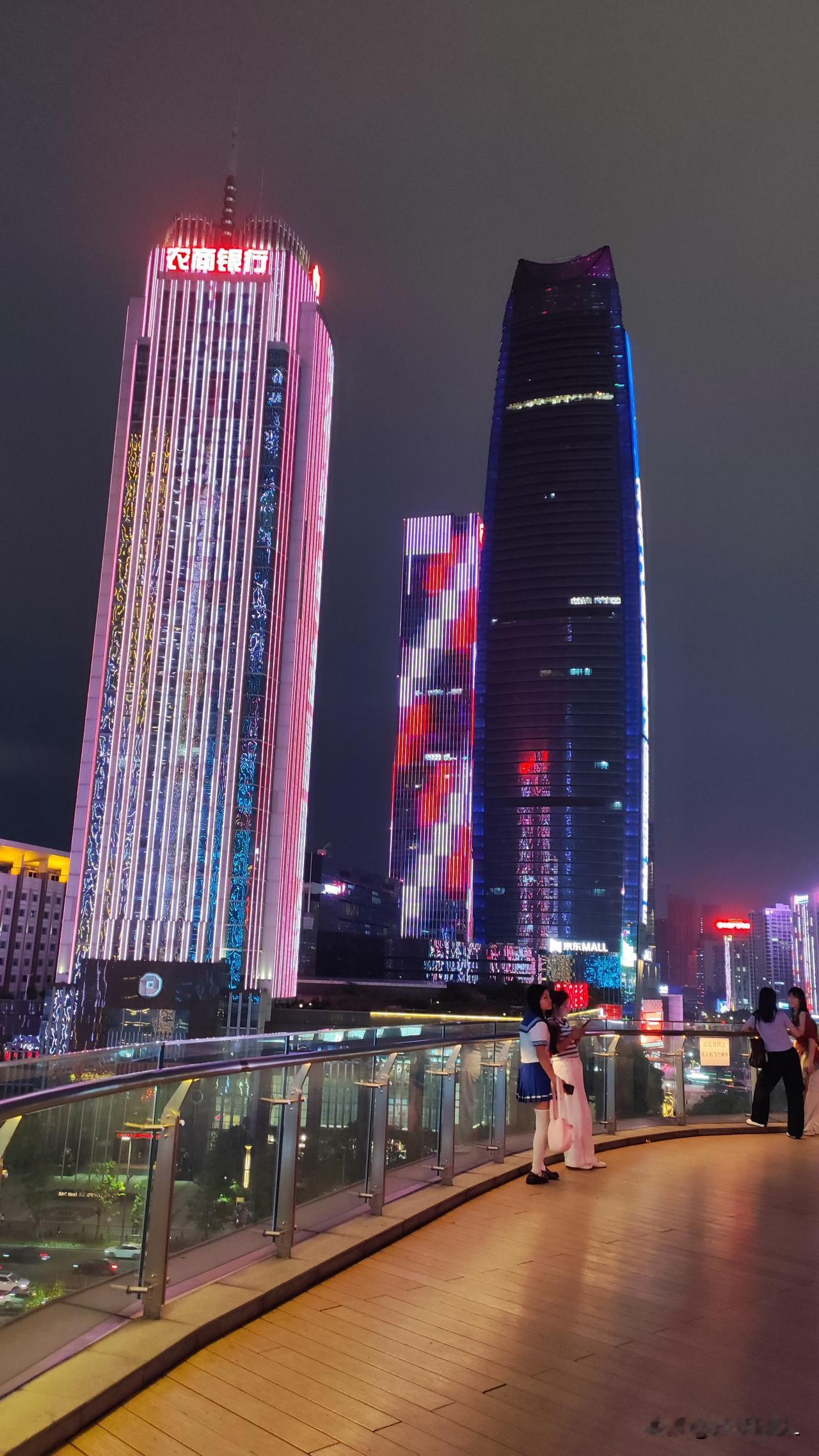 春日生活，城市夜景。
东莞民盈国贸天街。
灯光迤逦，迷人夜色。