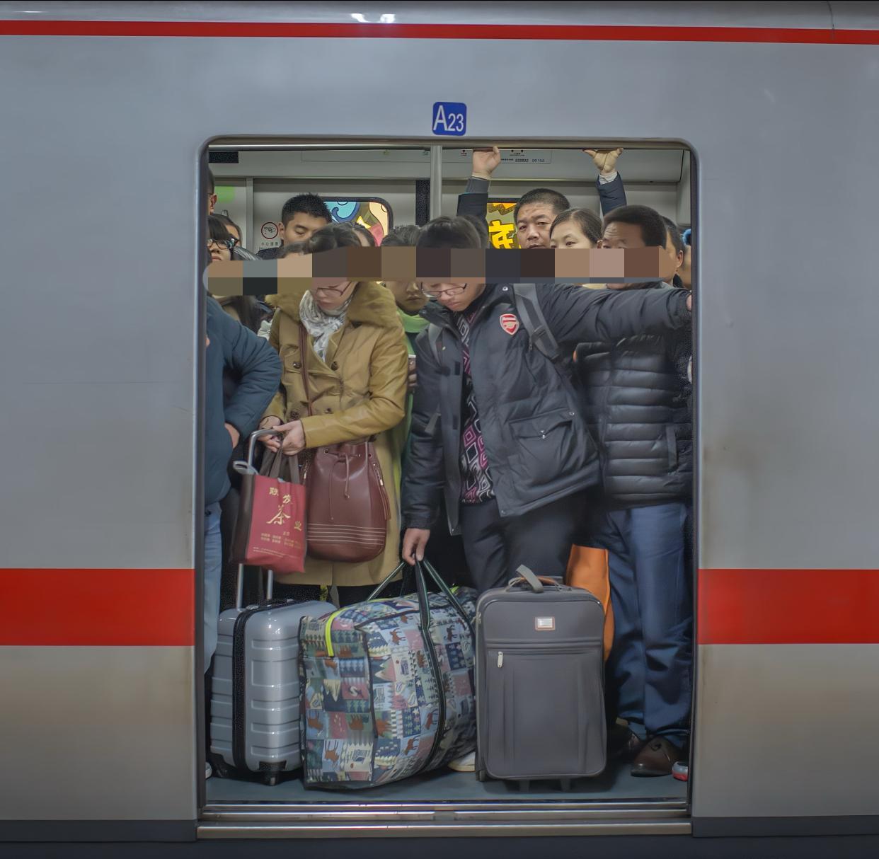 离2026年，还有15天了，在外面飘了一年的游子们，又开始收拾行囊，踏上回家的征