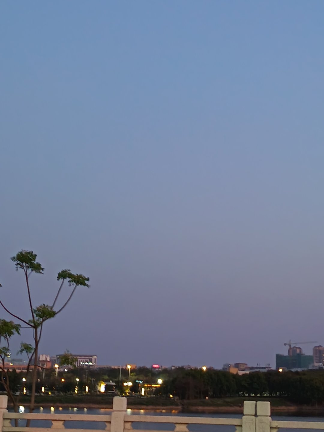 摄影[超话]夕阳下的江边，安静而美。让人流连忘返。随手拍美景摄影身边的风景 ​​