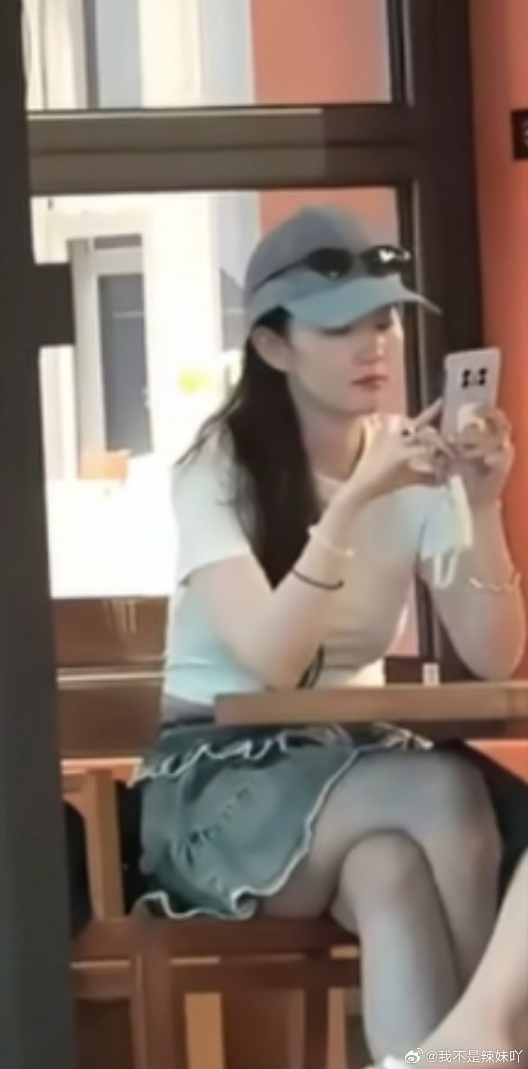刘亦菲素颜现身环球影城素颜也能白到发光，这皮肤状态太绝了！姐姐看小黄人电影的画面