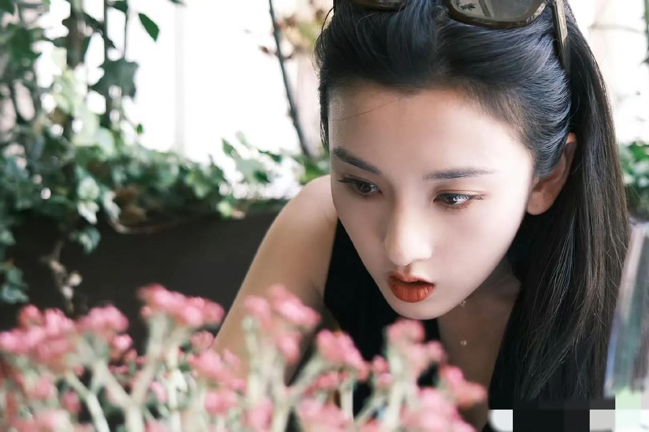 宋祖儿引发热议！
8月28日，宋祖儿突然引发了热议，起因是前脚她工作室刚否认了宋
