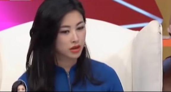 演员朱珠说：“我读书的时候，每次开家长会，我爸公司的会计、前台、秘书、司机啊，去