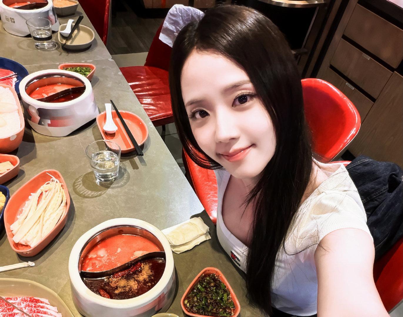 JISOO🍲更新头像壁纸 ​​​