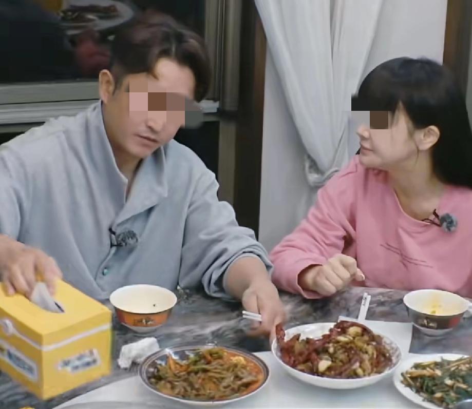 也不知道拳王是怎么看上她的，说话的声音像公鸭嗓子一样贼难听，而且长得也不好看，嘴