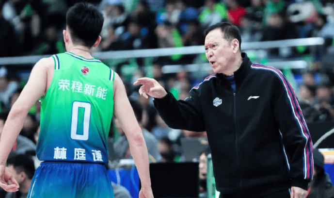 天津男篮：周金利因家中事务缺席，张德贵将临时代理主教练
