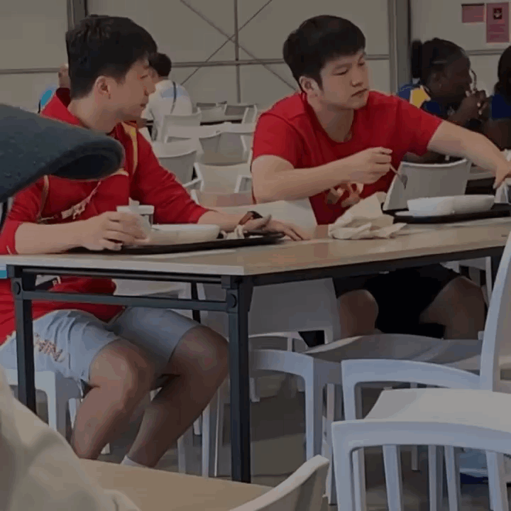 小胖；这也好吃！那也好吃！
龙队：吃个饭还得做心理建设！

不吃、就得饿着！


