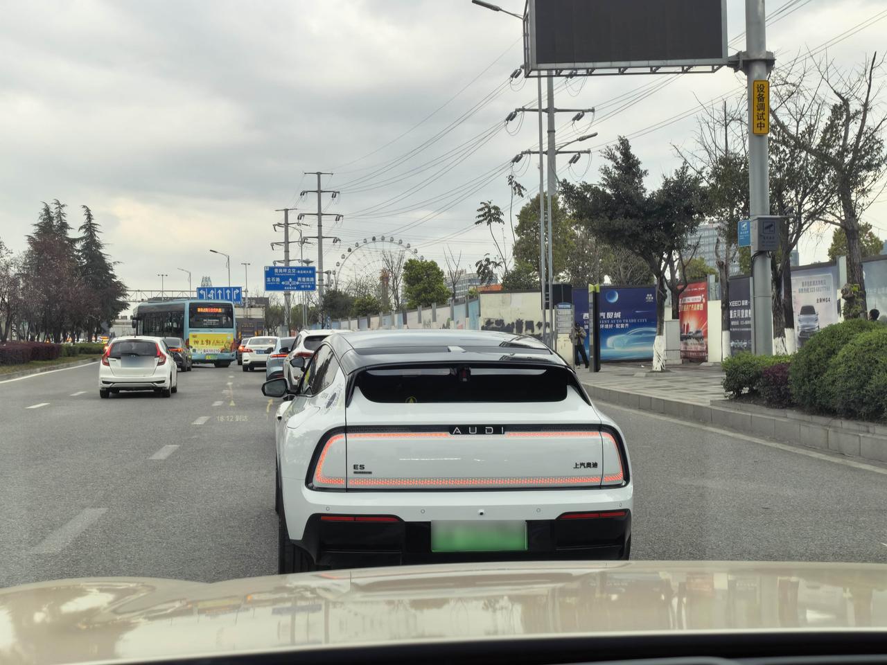 这车上市多久了？上汽奥迪E5，第1次看见实车，还挺惊艳的。话说回来，这车都是谁在