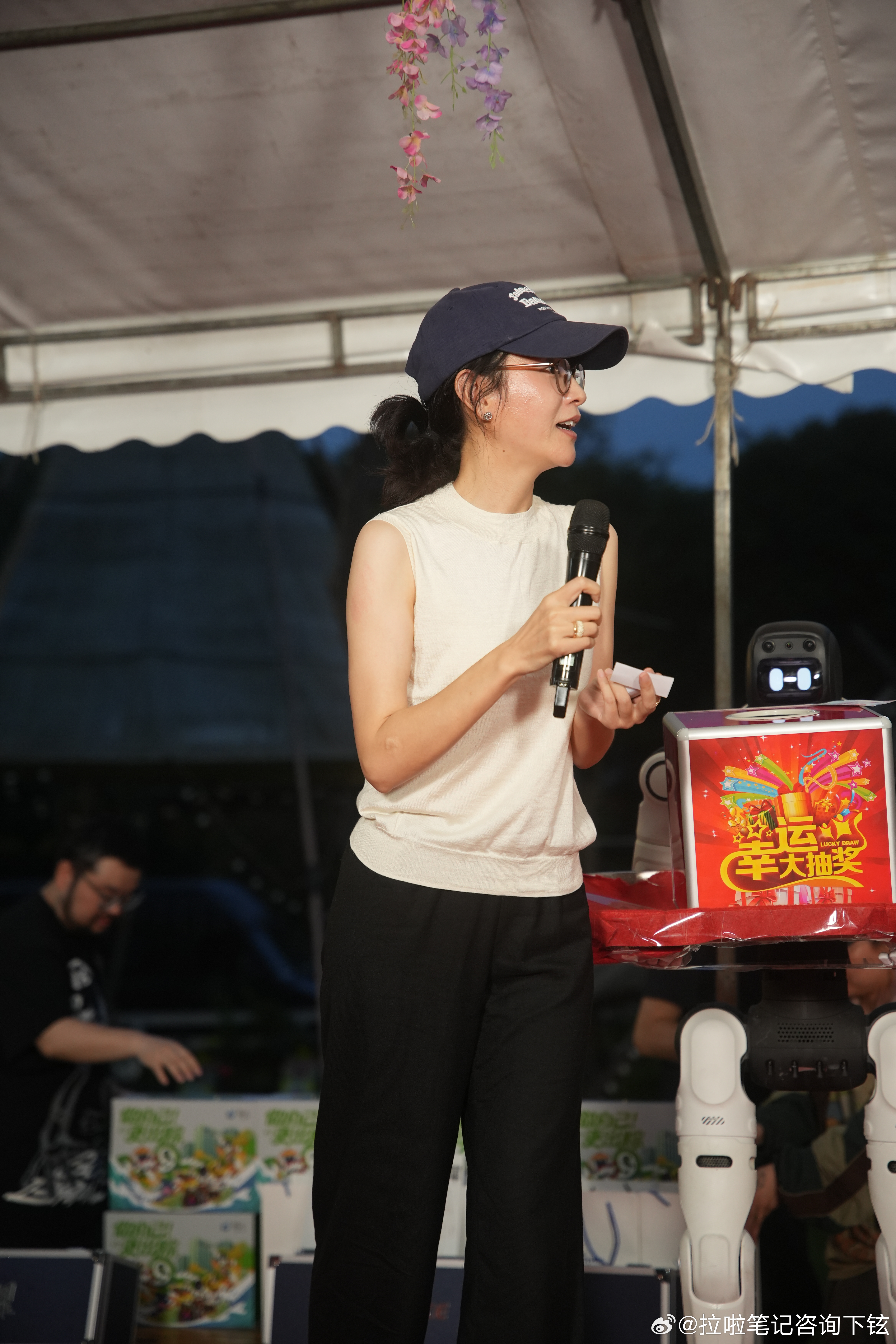 俞灏明成都掌勺白斩鸡贾冰打造专属剧组东北大席，厨子团迎来智能机器人新伙伴，足量地