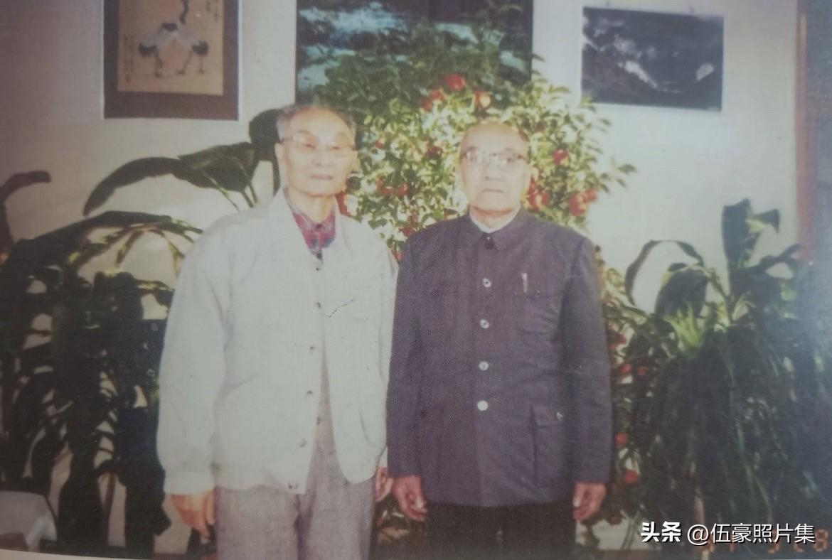 1994年3月28日，国务院副总理、国防部长张爱萍与原25团团长孙象涵的合影，两