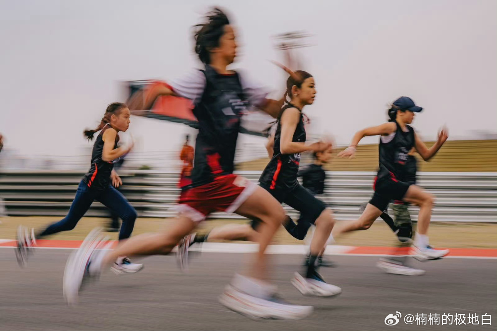 上海赛道送走F1又迎来小孩炸场在上海被小孩的速度卷到了 上海赛道太热闹！F1刚走