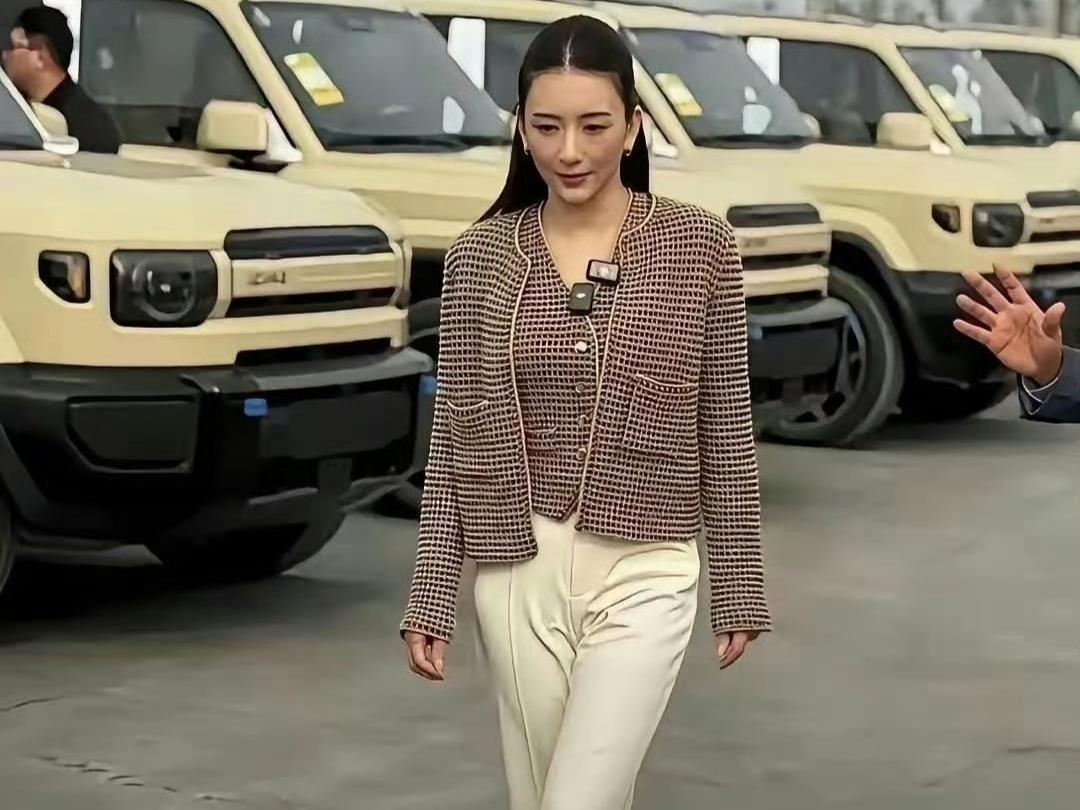 原来郭富城的太太方媛，本人长这个样子 ​​​。
网友:天王嫂这状态绝了，自律才是