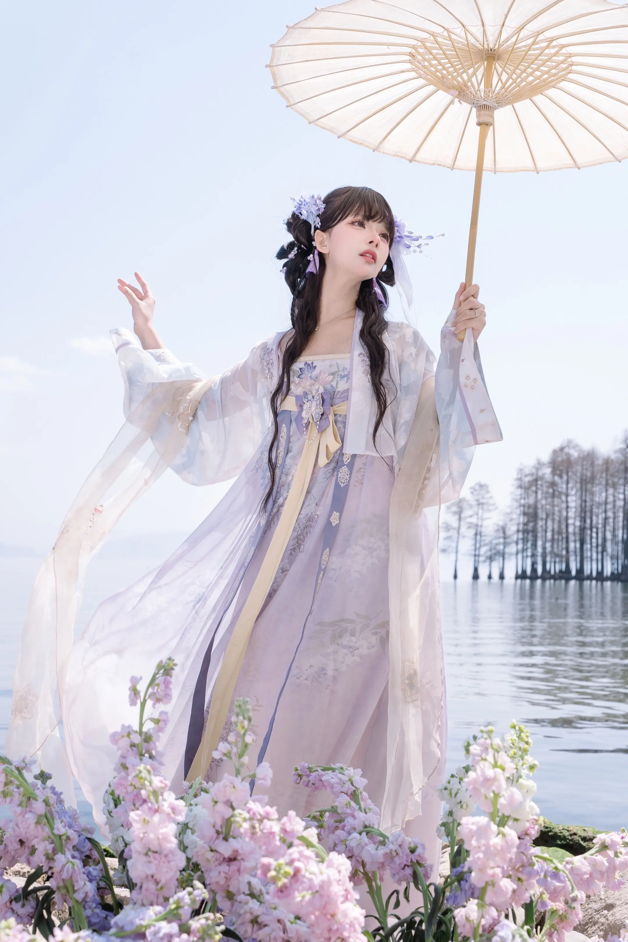 你忽然钻进了我的纸伞。