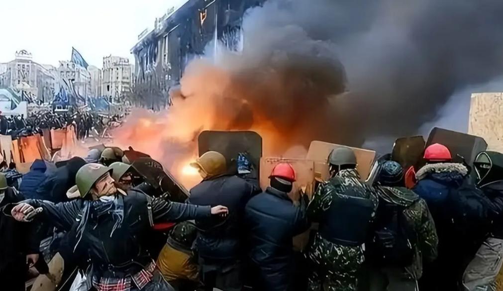 指挥部被一锅端了！卫星被打瞎了！
 

通讯全断了！上级在哪儿都不知道！内鬼还在