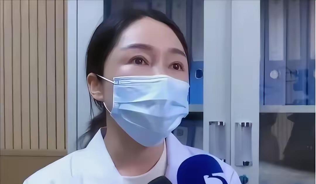 这是一个令人感动且发人深省的生命故事。故事中，湖北赤壁的一位高三女生在高考前服药