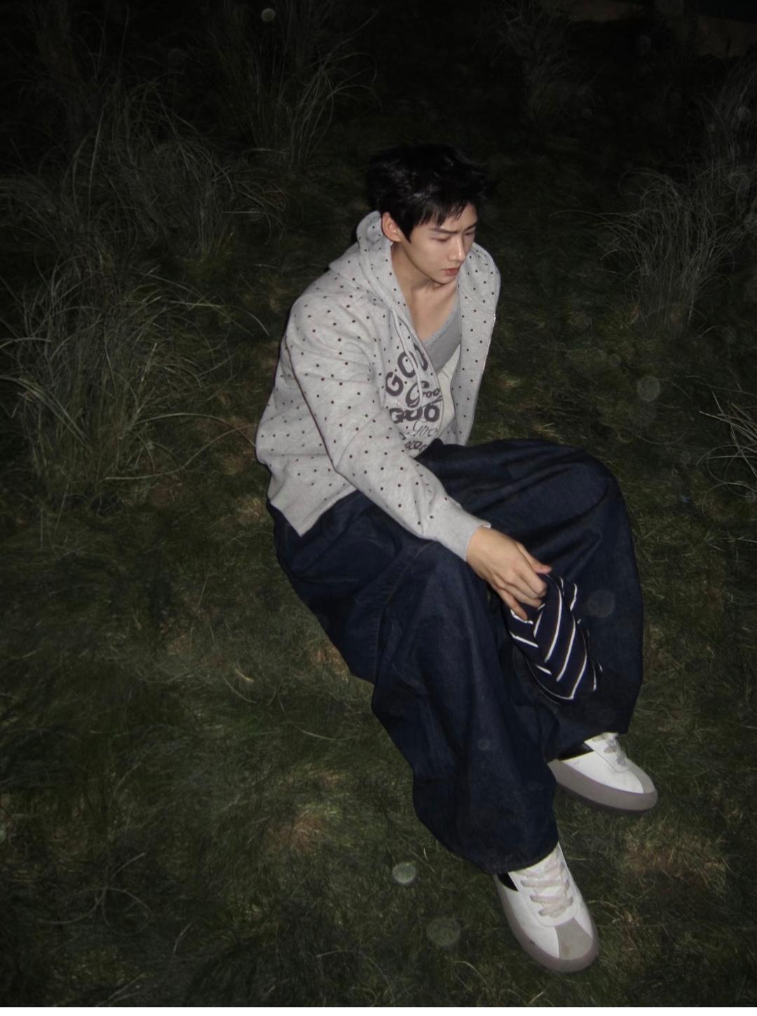 白敬亭，小脸好小啊。