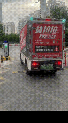 好吧，你俩杠上了[捂脸]
今天这门怕是出不去了。
