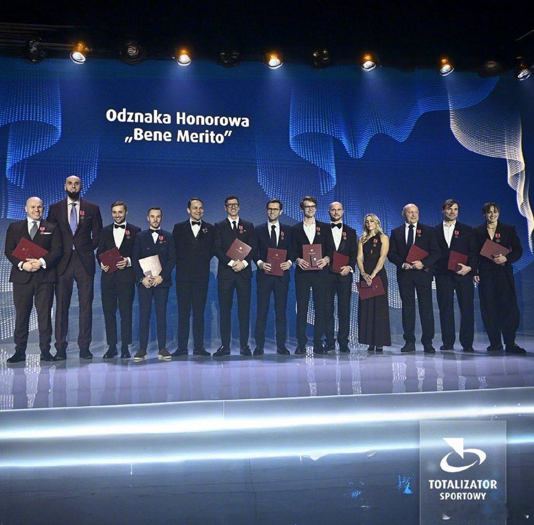 【波兰名人】西班牙媒体：巴萨前锋莱万本周四前往华沙，接受波兰外交部长颁发的官方奖