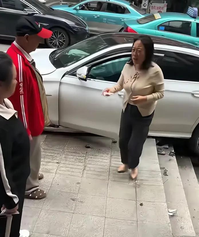 一双高跟鞋，两条人命，六个伤者。重庆黔江谭家湾十字路口的惨剧，让无数人揪心。
