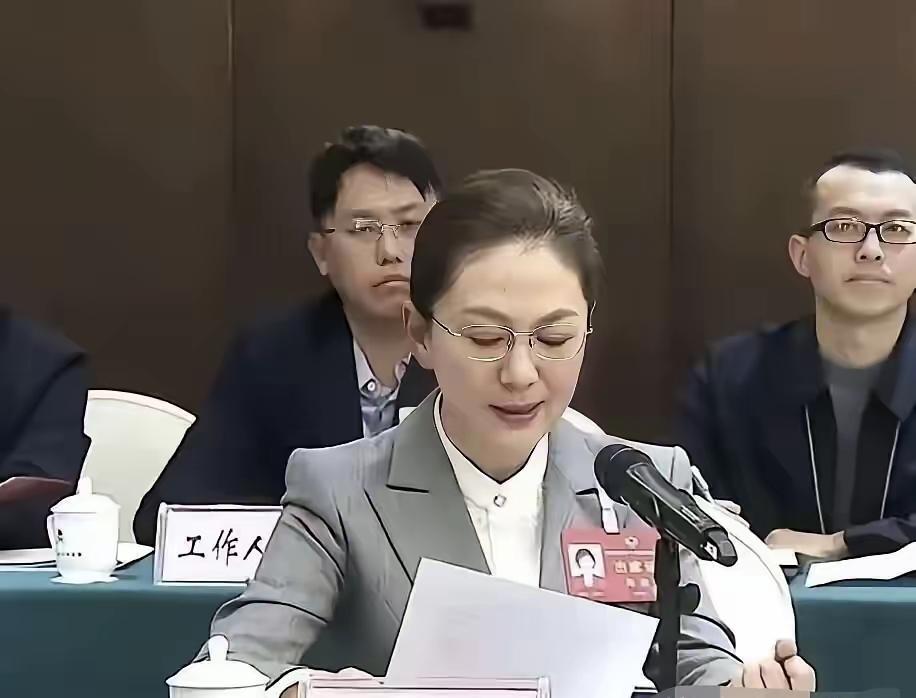 她换了身份，一下子就变成女强人模式
你们认识她吗？
她带着眼镜，拿着讲稿，给人一