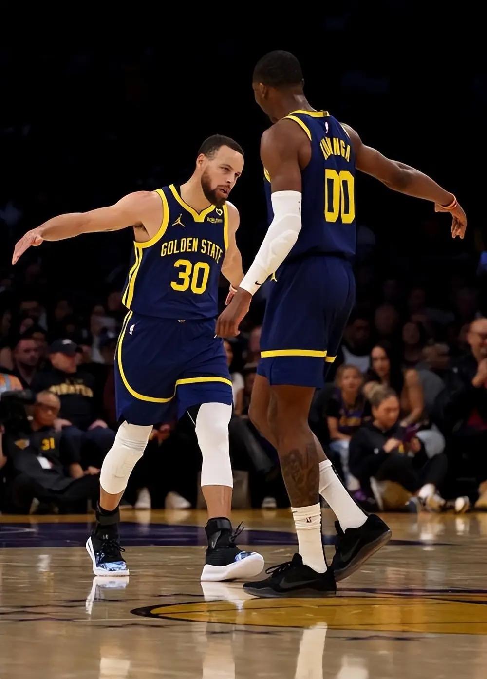 无库勇士客场两连胜～
勇士球迷调侃“把姓库的都交易掉”～

今天勇士背靠背挑战近