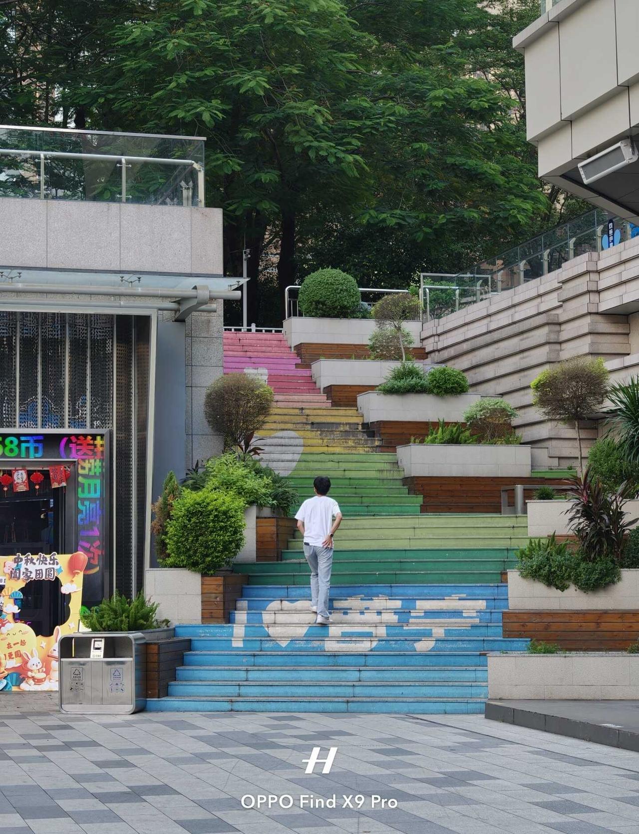 沿着彩虹台阶慢慢走，随手捕捉城市小美好。OPPO原相机发力了OPPO影像大赛OP