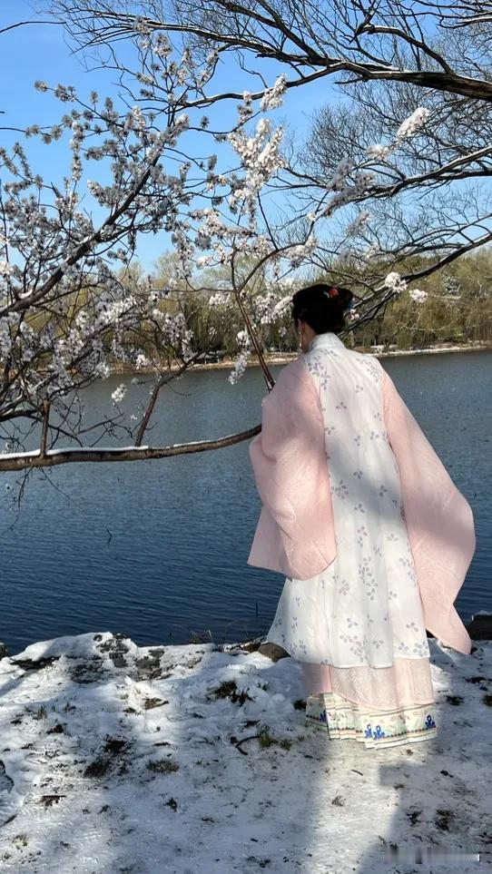 北京39度高温，太热啦！
自行降温，来场雪景吧[啤酒]……