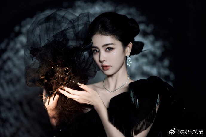 白鹿芭莎盛典化妆杨单法越馨拍的白鹿 白鹿芭莎盛典化妆杨单，拜见黑天鹅女王！女顶气