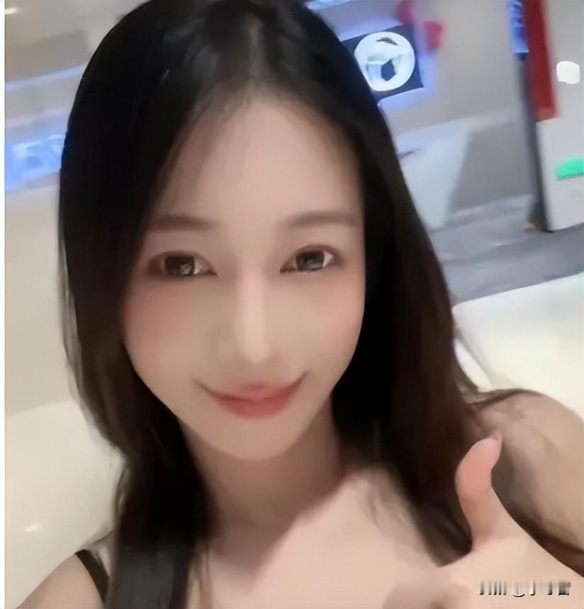 因为网络和手机普及，通讯空前发达，也让短视频和直播迎来巅峰时期。但网络上的信息数