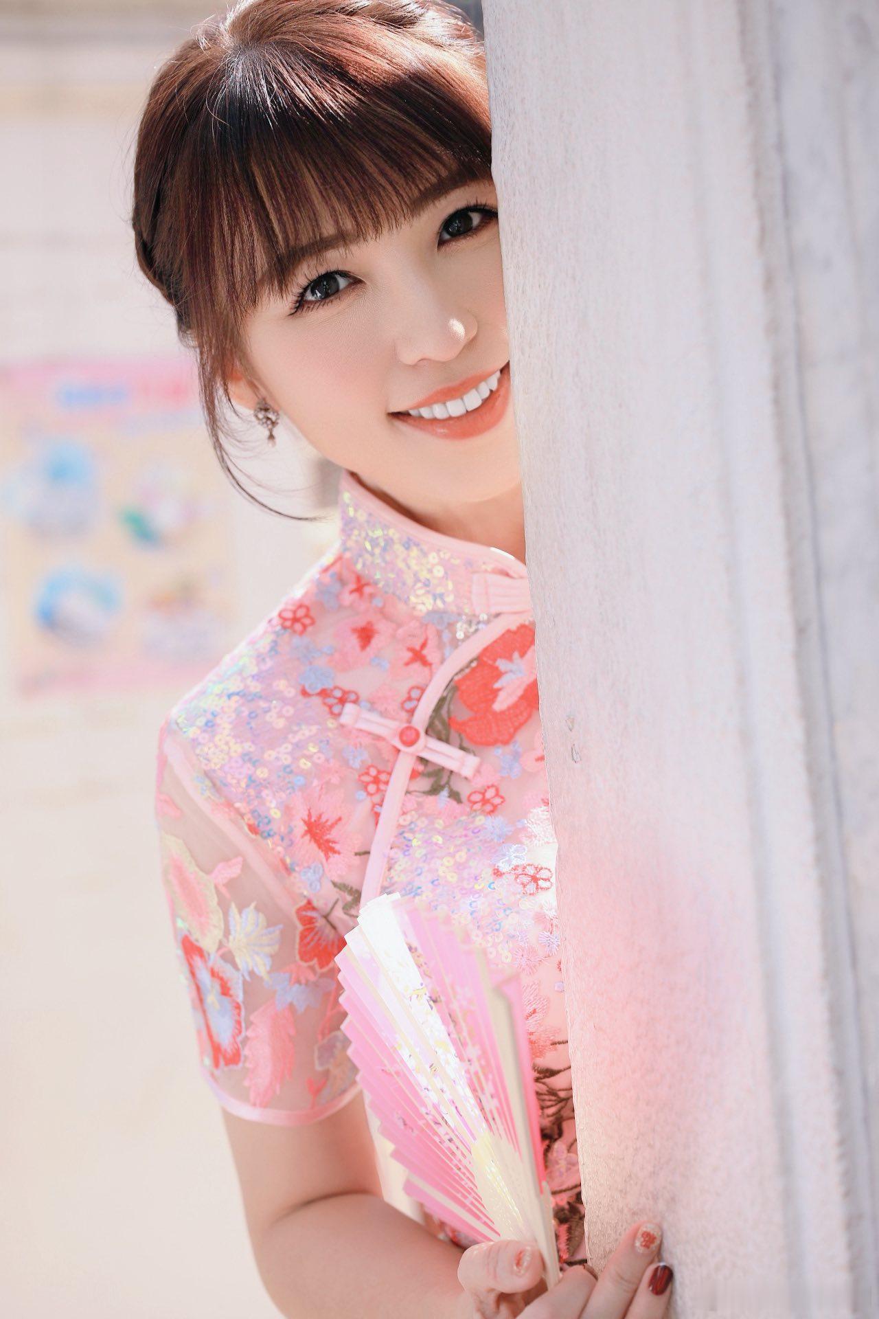 孫慧雪粉色旗袍賀年　身材凹凸有致搶鏡.藝人孫慧雪（雪雪）雖為二孩之母，同時兼顧其