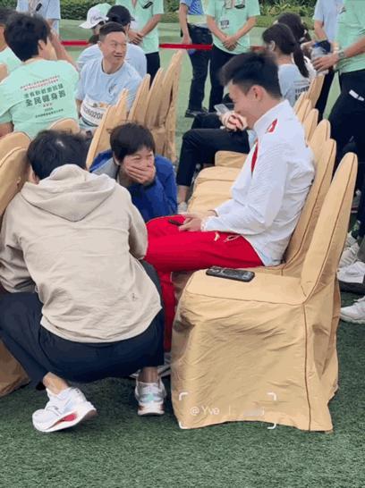 哪里有欢笑
哪里就有全红婵
你们仨躲椅子后面干啥“坏事”呢
全妹真的是团宠
哥哥
