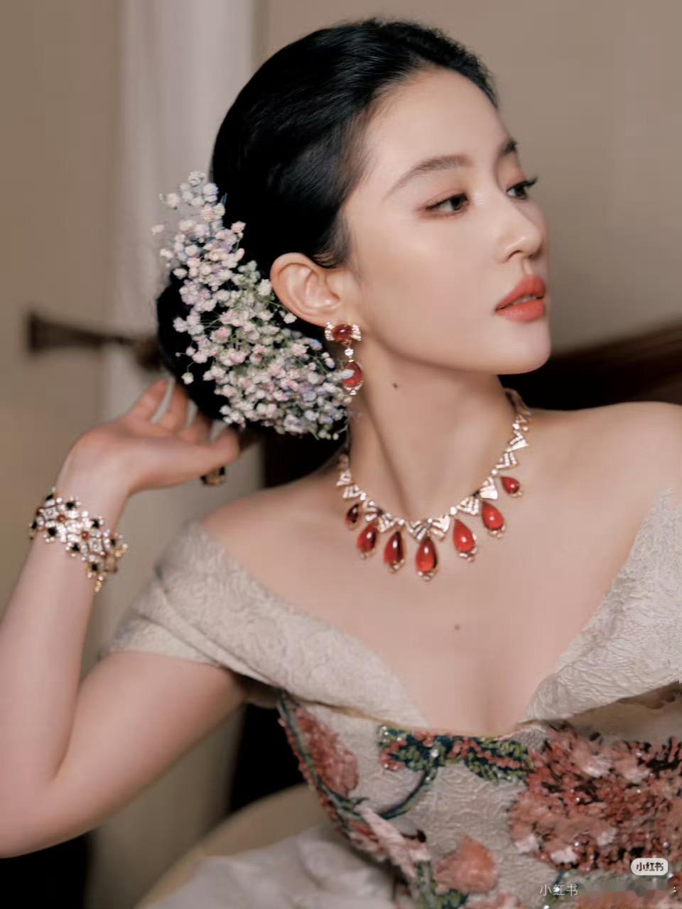 刘亦菲压轴刘亦菲身着Elie Saab 2025秋冬高定礼服，搭配宝格丽高级珠宝