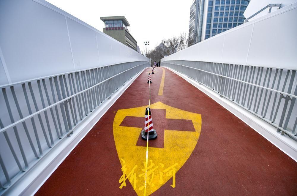 1月30日，位于济南儿童医院东侧的经十路过街天桥改造装饰工程已进入收尾阶段，并临