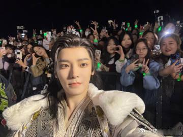 侯明昊舞台粉吃太好了 实地看完侯明昊演唱会很难不被他的舞台圈粉，唱跳表演节奏卡点
