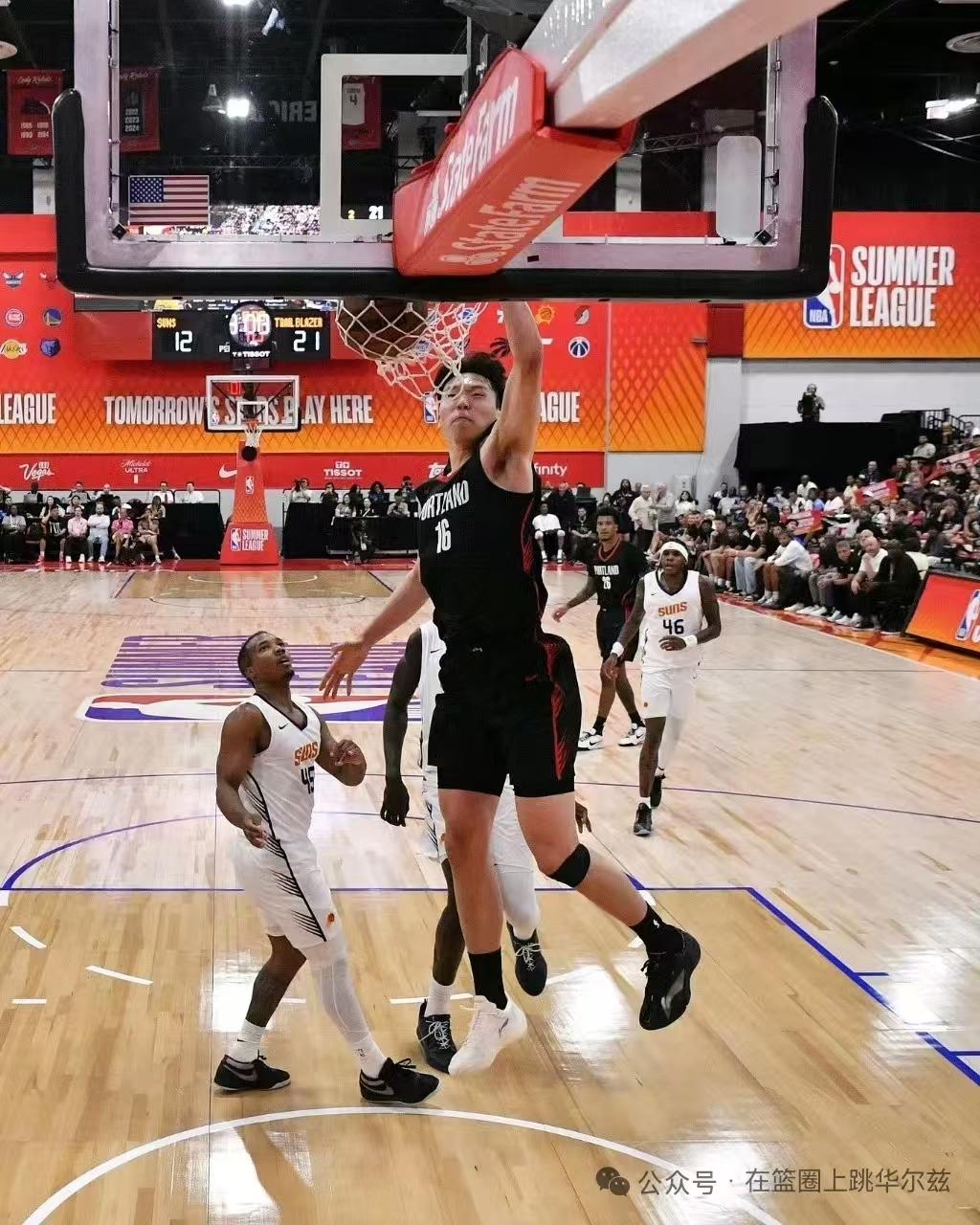 NBA夏季联赛，开拓者对阵掘金的比赛中，出现了非常奇葩的一幕。第三节比赛还剩下5