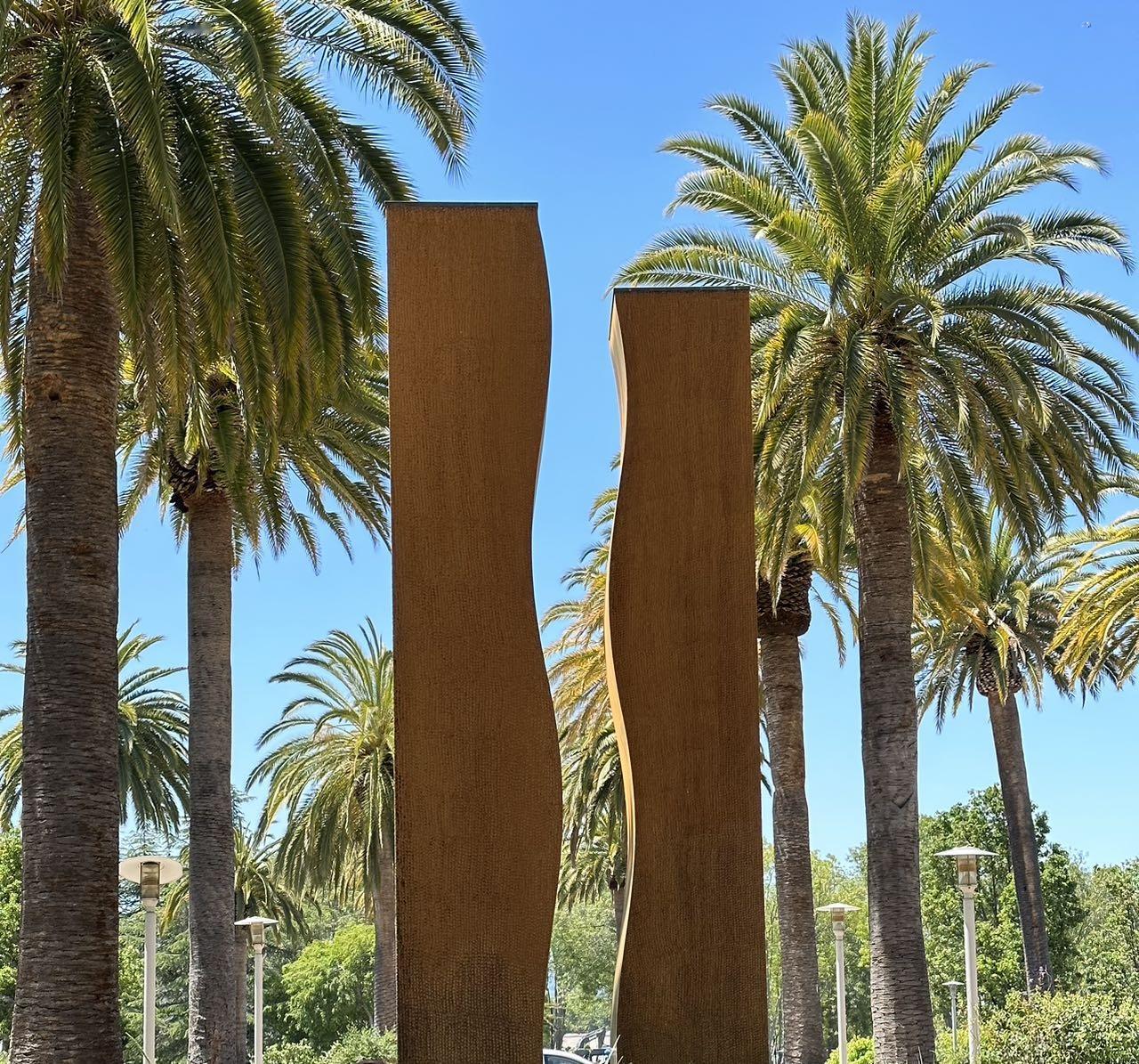 不做坏事也能赚钱，谷歌这个信条藏着不为人知的一面。
这话初看是约束自己，暗地里却